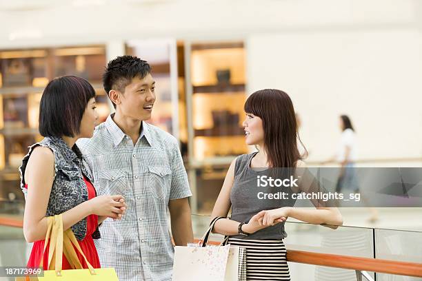 Asiático Consumidores - Fotografias de stock e mais imagens de 20-24 Anos - 20-24 Anos, 25-29 Anos, Adulto