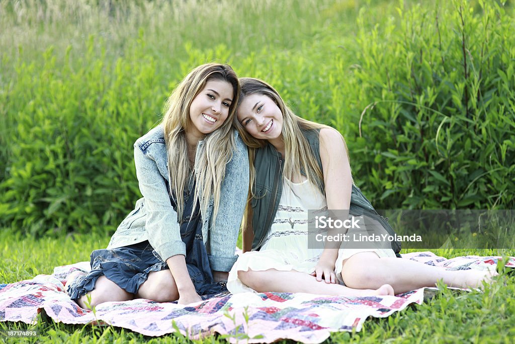 Irmãs ao ar livre em uma Coberta acolchoada - Royalty-free 16-17 Anos Foto de stock