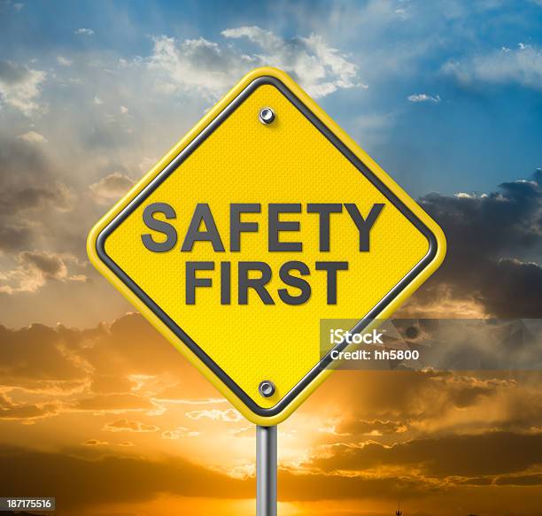 Prima La Sicurezza - Fotografie stock e altre immagini di Safety First - Frase inglese - Safety First - Frase inglese, Ambientazione esterna, Aurora