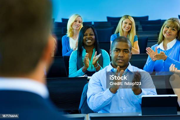 La Educación Universidad Los Estudiantes Con El Profesor En Un Aula De Conferencias Foto de stock y más banco de imágenes de Aula de conferencias