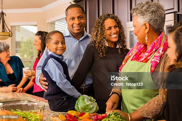 Rapporti Multigenerazione Famiglia Prepara La Cena Nella Cucina - Fotografie stock e altre immagini di Famiglia