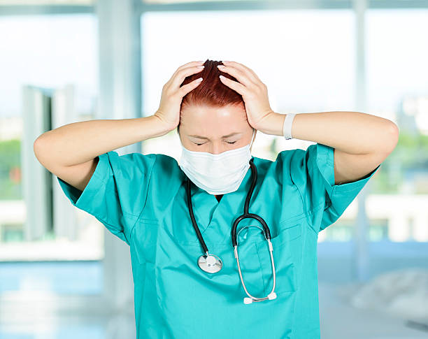 tensão - nurse hygiene emotional stress surgeon imagens e fotografias de stock