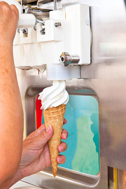 мягкое мороженое - soft serve ice cream стоковые фото и изображения