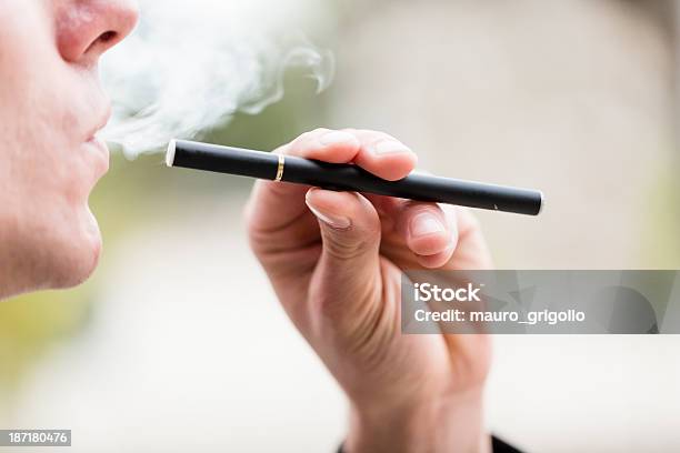 Fumar Ecigarette - Fotografias de stock e mais imagens de Cigarro eletrónico - Cigarro eletrónico, 20-29 Anos, 30-39 Anos