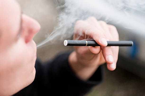 smoking e-cigarette - vape stockfoto's en -beelden