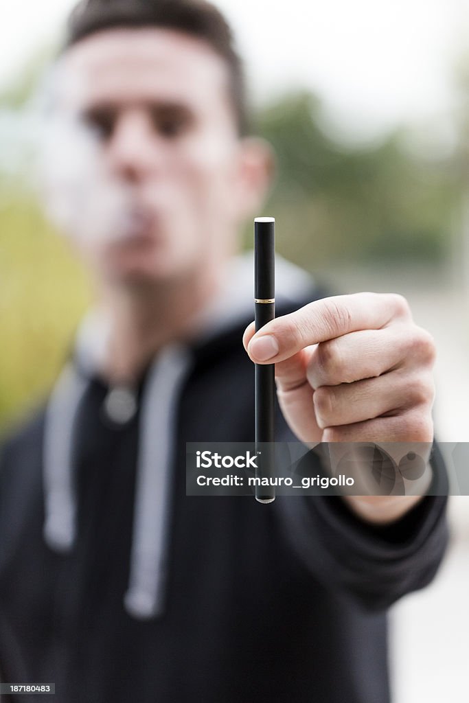 E-Cigarette для курящих - Стоковые фото Электронная сигарета роялти-фри