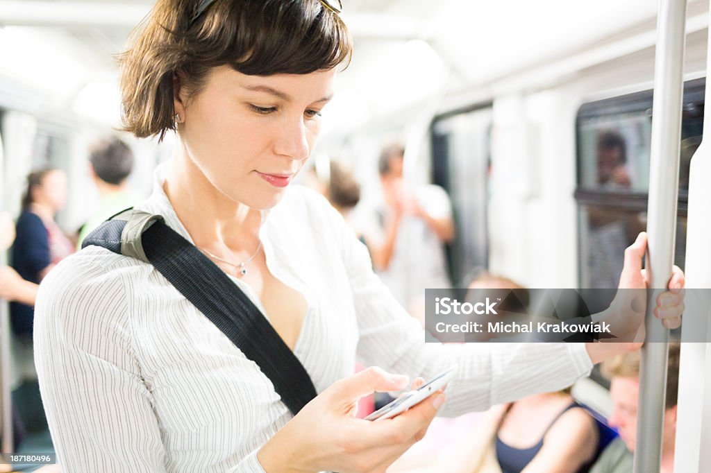 Frau mit smartphone in der U-Bahn - Lizenzfrei Am Telefon Stock-Foto