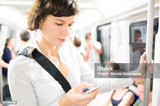 Frau Mit Smartphone In Der Ubahn Stockfoto und mehr Bilder von Am Telefon - Am Telefon, Bahnreisender, Barcelona - Spanien