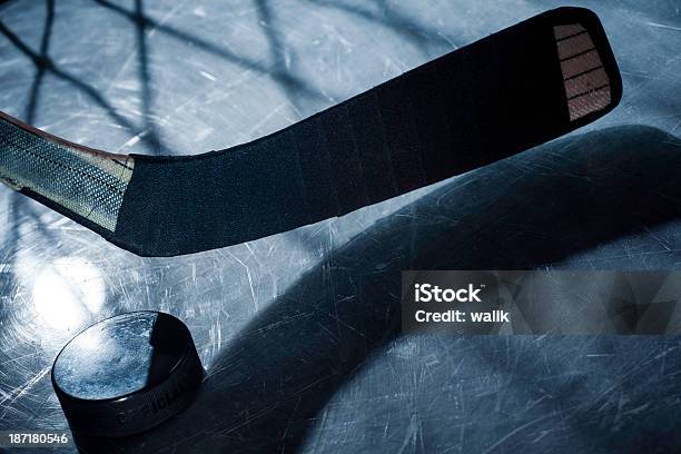 Bastone Da Hockey Puck - Fotografie stock e altre immagini di Attrezzatura - Attrezzatura, Attrezzatura sportiva, Bastone da hockey