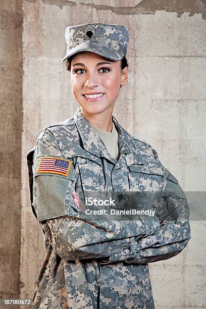 Hembra American Soldier Foto de stock y más banco de imágenes de Adulto - Adulto, Adulto joven, Aire libre