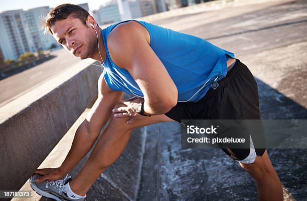 Ottenere La Mattina Jogging Sulla Strada - Fotografie stock e altre immagini di 20-24 anni - 20-24 anni, 25-29 anni, Abbigliamento sportivo