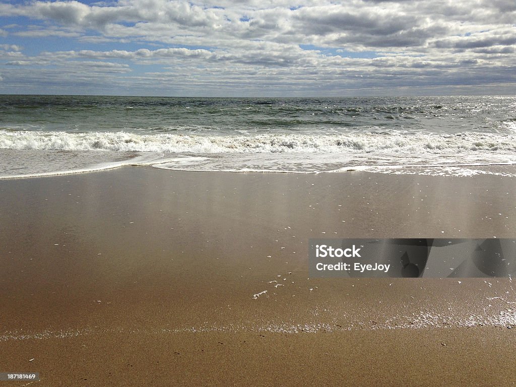 Horizonte do Oceano Atlântico, praia e nuvens no céu - Foto de stock de Areia royalty-free