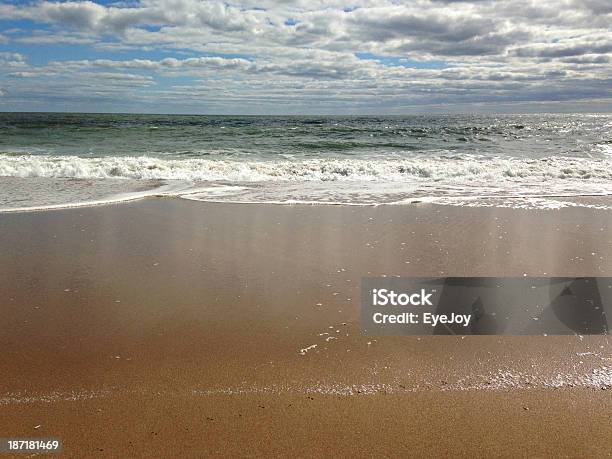 Foto de Horizonte Do Oceano Atlântico Praia E Nuvens No Céu e mais fotos de stock de Areia