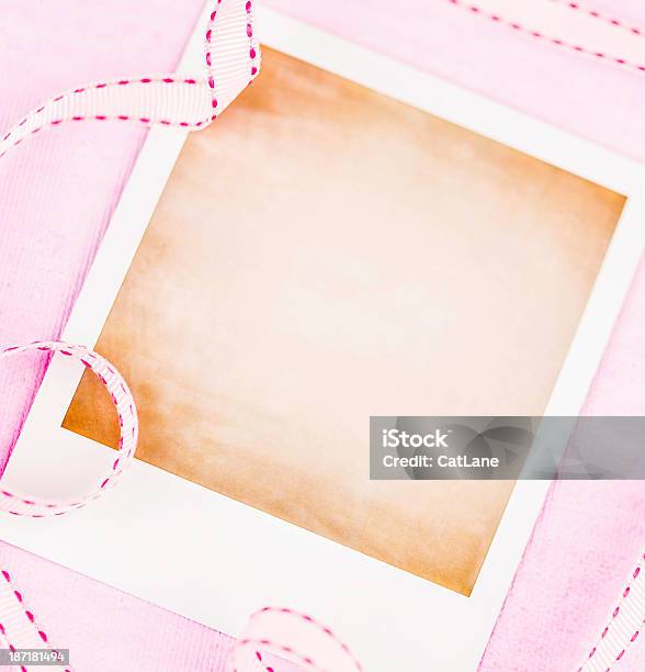 Moldura De Foto Em Branco Com Fita De Corderosa - Fotografias de stock e mais imagens de Acima - Acima, Cor de rosa, Dispersa