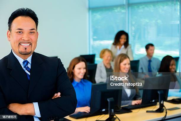 Negócios Educação Laboratório De Informática Do Colégio Professor Com Os Alunos - Fotografias de stock e mais imagens de Adulto