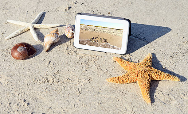 neujahr nachricht auf tablet am strand - 2013 beach new years eve new years day stock-fotos und bilder