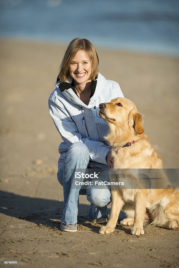 Mulher e o seu cão - Royalty-free 20-29 Anos Foto de stock