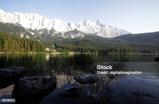 Montanha Zugspitze Alemanha - Fotografias de stock e mais imagens de Alemanha - Alemanha, Alpes Europeus, Ao Ar Livre