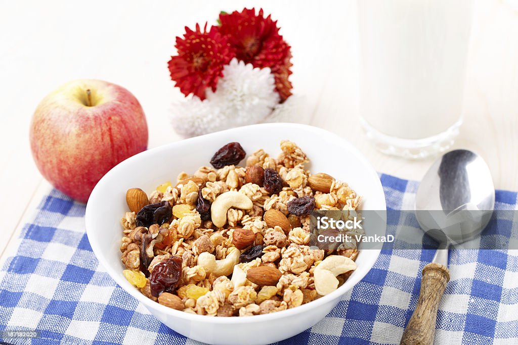 Café-da-manhã saudável de cereais com nozes e passas - Foto de stock de Alimentação Saudável royalty-free