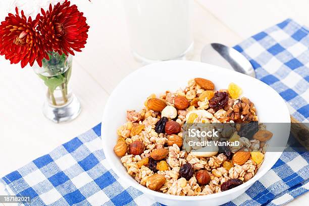 Gesundes Frühstückmüsli Mit Nüssen Und Rosinen Stockfoto und mehr Bilder von Abnehmen - Abnehmen, Beere - Obst, Cornflakes
