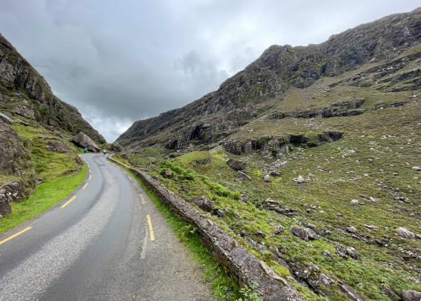 typowy irlandzki krajobraz gap of dunloe w parku narodowym killarney w hrabstwie kerry - irlandia - scenics county kerry republic of ireland irish culture zdjęcia i obrazy z banku zdjęć