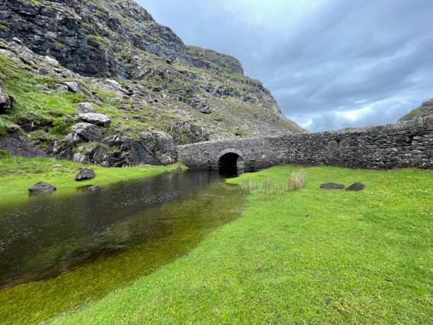 typowy irlandzki krajobraz gap of dunloe w parku narodowym killarney w hrabstwie kerry - irlandia - scenics county kerry republic of ireland irish culture zdjęcia i obrazy z banku zdjęć