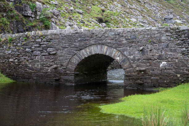 most wzdłuż przesmyku dunloe w parku narodowym killarney w hrabstwie kerry - irlandia - scenics county kerry republic of ireland irish culture zdjęcia i obrazy z banku zdjęć