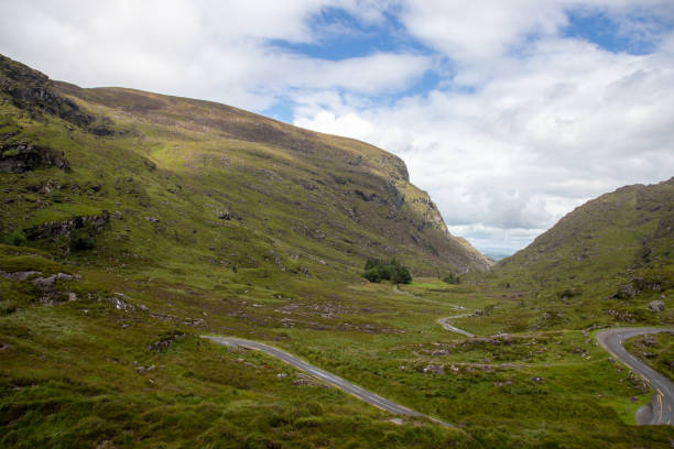 typowy irlandzki krajobraz gap of dunloe w parku narodowym killarney w hrabstwie kerry - irlandia - scenics county kerry republic of ireland irish culture zdjęcia i obrazy z banku zdjęć