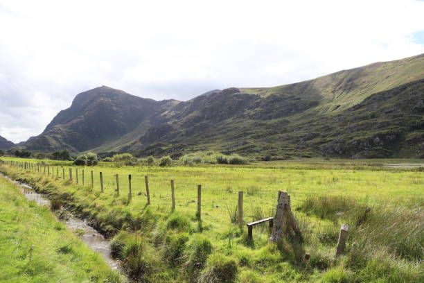 typowy irlandzki krajobraz gap of dunloe w parku narodowym killarney w hrabstwie kerry - irlandia - scenics county kerry republic of ireland irish culture zdjęcia i obrazy z banku zdjęć