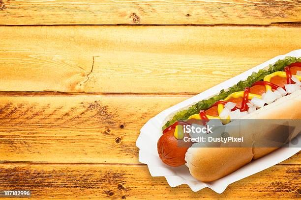 Cachorroquente Mesa De Piquenique Topo - Fotografias de stock e mais imagens de Alimentação Não-saudável - Alimentação Não-saudável, Amarelo, Cachorro-quente