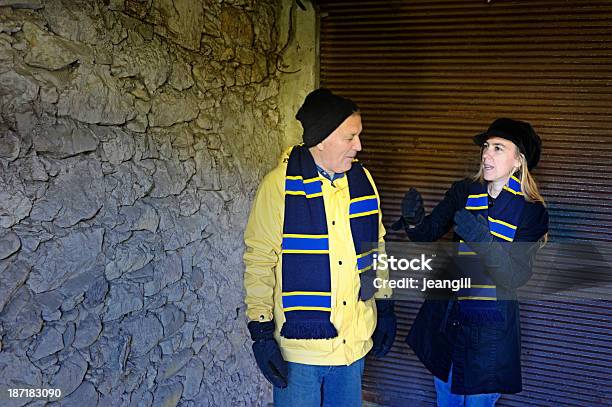 Sobre El Partido Foto de stock y más banco de imágenes de Abrigo - Abrigo, Abrigo de invierno, Accesorio de cabeza