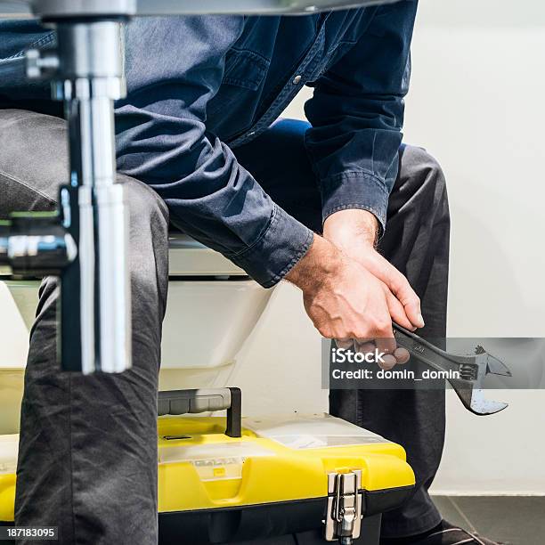 Closeup De Desempregados Traseiro Sentado E Pensar Na Sanita - Fotografias de stock e mais imagens de 30-39 Anos