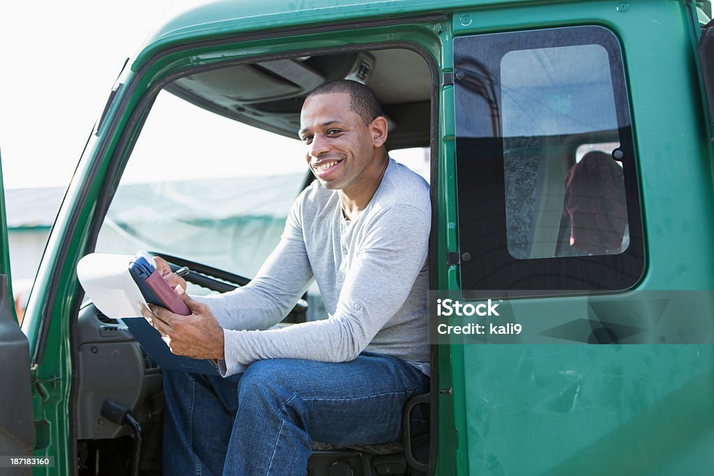 Afro-americano homem de Motorista de Caminhão - Foto de stock de Caminhão royalty-free