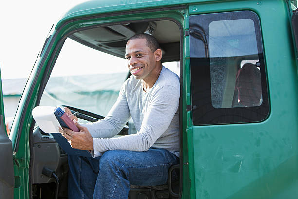 afro-americano homem de motorista de caminhão - empreendedor dentro de seu caminhão - fotografias e filmes do acervo