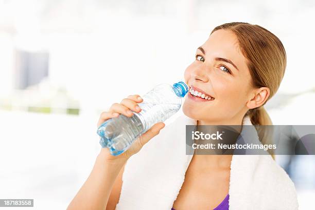 Счастливая Женщина С Питьевой Водой Полотенце Вокруг Шеи — стоковые фотографии и другие картинки 20-24 года