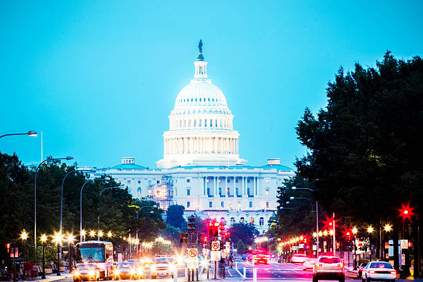 us capitol vista nocturna de tráfico de primer plano - italy voting politics political party fotografías e imágenes de stock