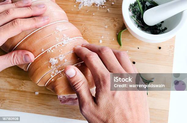 Chef Mani E Carne Cruda Preparazione Di Carne Arrosto - Fotografie stock e altre immagini di Adulto
