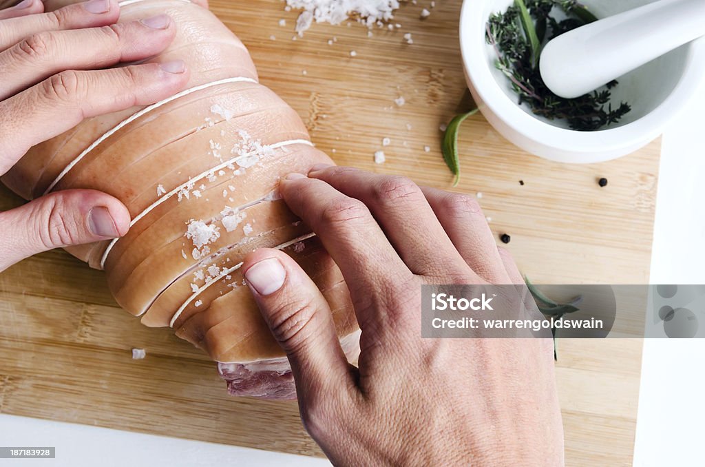 Шеф-повара руки и необработанные мяса, подготовка к Жареная - Стоковые фото Взрослый роялти-фри
