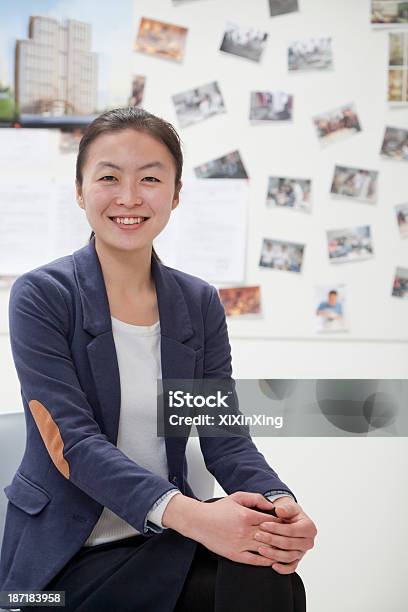 Biznesmenka Siedzi W Biurze Portret - zdjęcia stockowe i więcej obrazów Biznesmenka - Biznesmenka, Chiny, Chińczycy