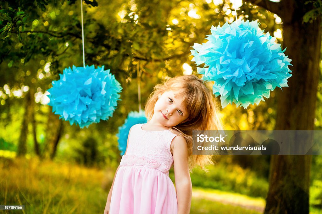 Petite fille debout dans le parc - Photo de 4-5 ans libre de droits