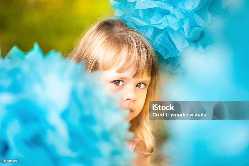 Bambina guardando la telecamera - Foto stock royalty-free di 4-5 anni