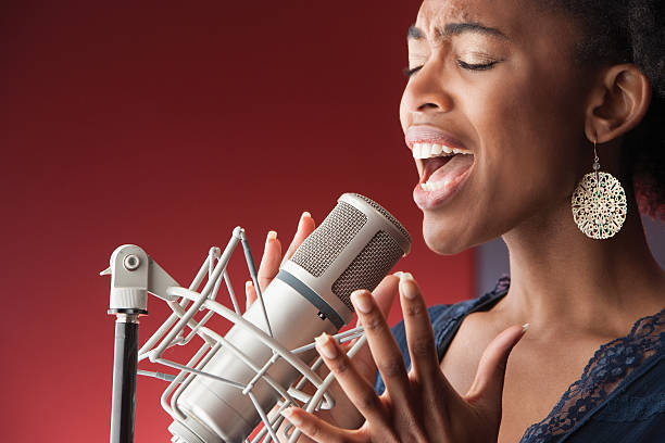 mujer cantante de grabación vocalistas - singer singing women microphone fotografías e imágenes de stock