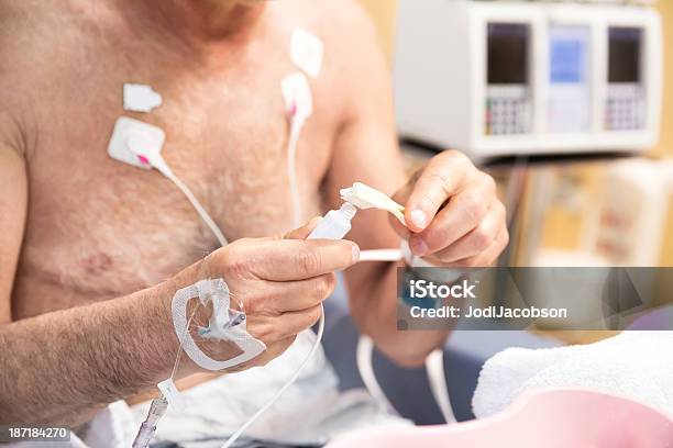 Macho Hospital El Paciente Sobre Sus Dientes Con Cepillo Foto de stock y más banco de imágenes de Cepillar los dientes