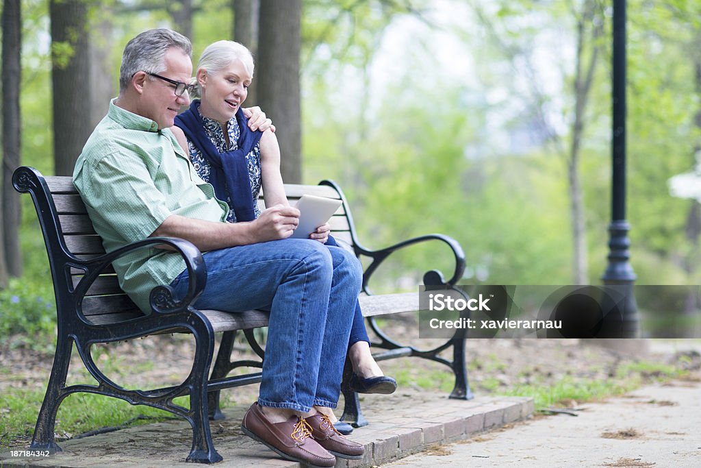 Couple dans le parc - Photo de Activité libre de droits