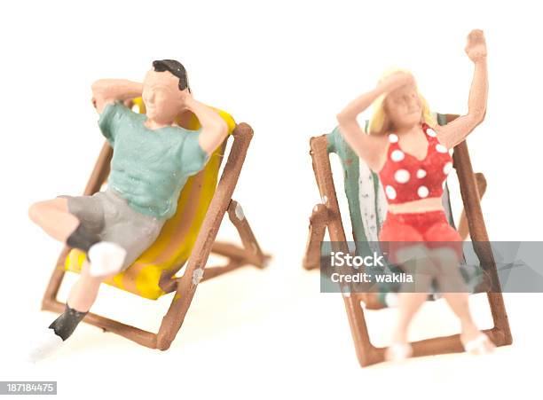 Dwa Małe Ludzi W Biurka I Krzesła - zdjęcia stockowe i więcej obrazów Figurka - Figurka, Mały, Białe tło