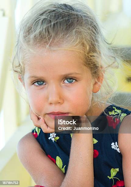 Blue Eyed Ragazze Guardano Dritto Alla Macchina Fotografica - Fotografie stock e altre immagini di 4-5 anni