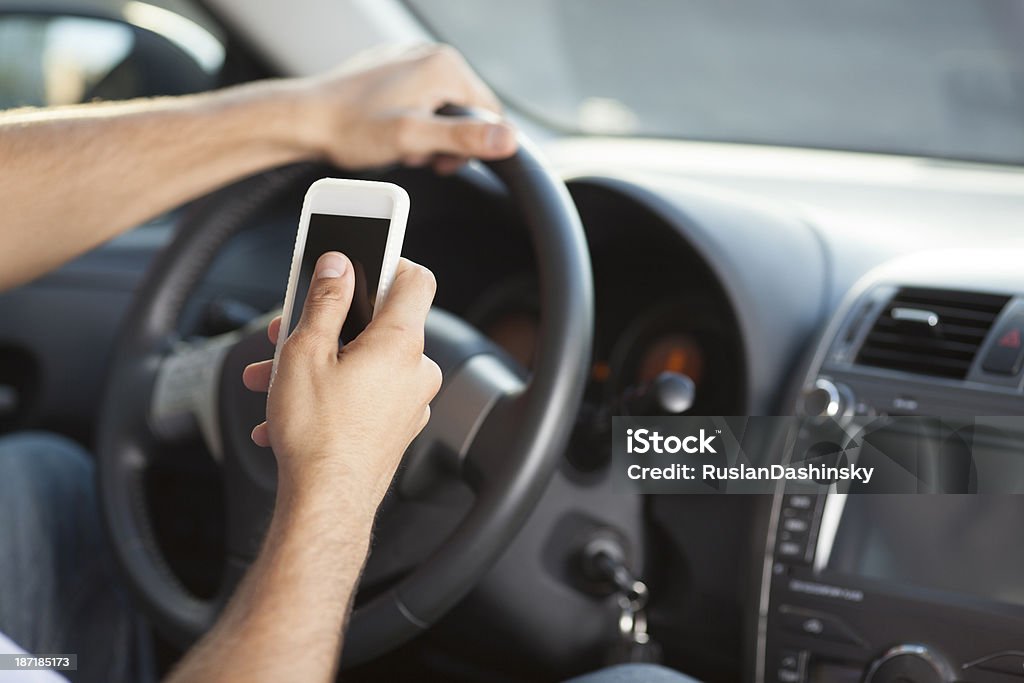 Driving Mann, mit smartphone. - Lizenzfrei Armaturenbrett Stock-Foto