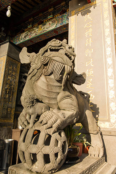 chinesische löwen-statue - dragon china singapore temple stock-fotos und bilder