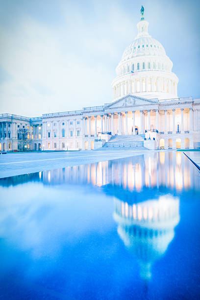 капитолий здание и зеркало отражений - washington dc monument sky cloudscape стоковые фото и изображения