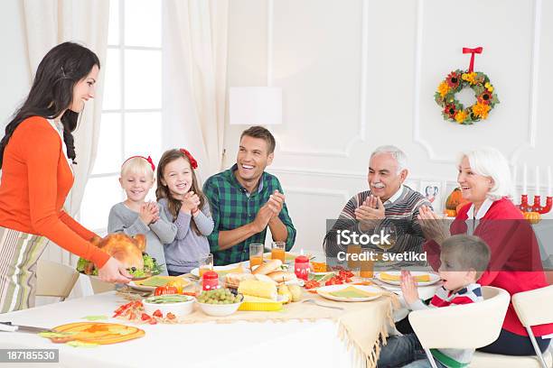 Familie Am Thanksgivingabendessen Stockfoto und mehr Bilder von 2-3 Jahre - 2-3 Jahre, 60-69 Jahre, Aktiver Senior